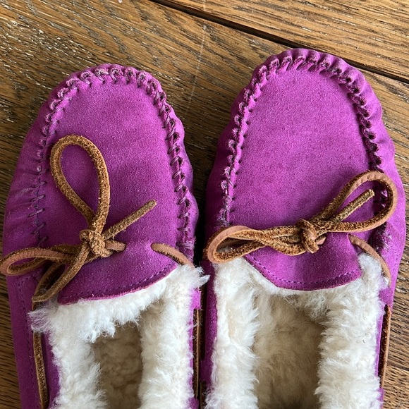 UGG slippers size 4 - Picture 5 of 7